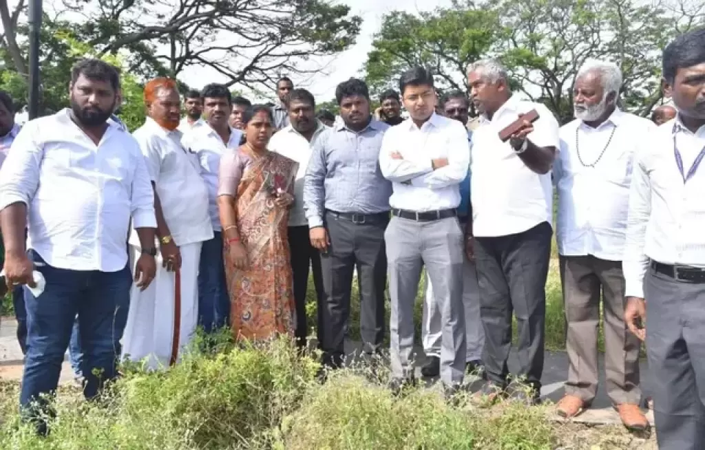 ஆகாயத்தாமரைகள் நவீன இயந்திரம் மூலம் அகற்றும் பணி
