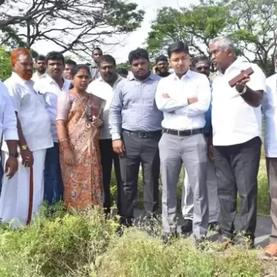 ஆகாயத்தாமரைகள் நவீன இயந்திரம் மூலம் அகற்றும் பணி