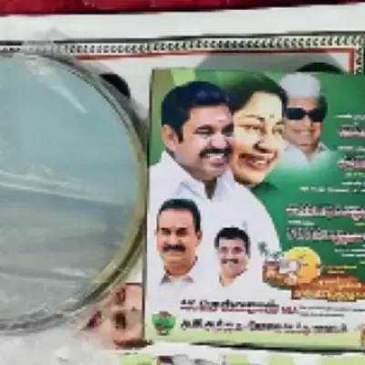 திமுக – அதிமுக பரிசுப் பொருட்கள் மோதல்: கோவையில் அரசியல் களம் சூடுபிடிப்பு