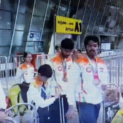 கராத்தே போட்டியில் வெற்றி பெற்ற மாணவ மாணவிகளை வரவேற்பு