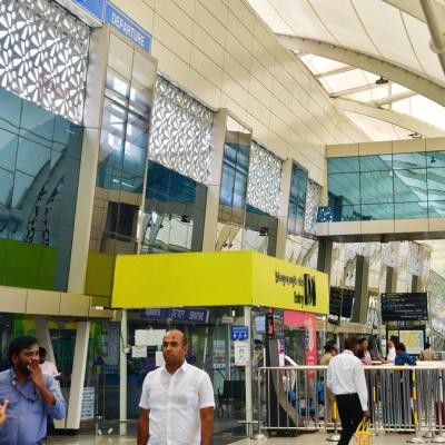 கோவை விமான நிலையத்தில் பயணி ஒருவரிடமிருந்து 3 கிலோவுக்கு மேல் கஞ்சாவை சுங்க அதிகாரிகள் பறிமுதல் செய்தனர்.