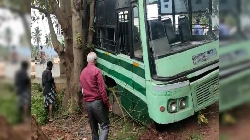 கோவையில் பிரேக் பழுதால் பேருந்து விபத்து – கடைக்குள் புகுந்த தனியார் பஸ்