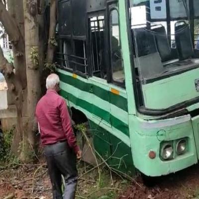 கோவையில் பிரேக் பழுதால் பேருந்து விபத்து – கடைக்குள் புகுந்த தனியார் பஸ்