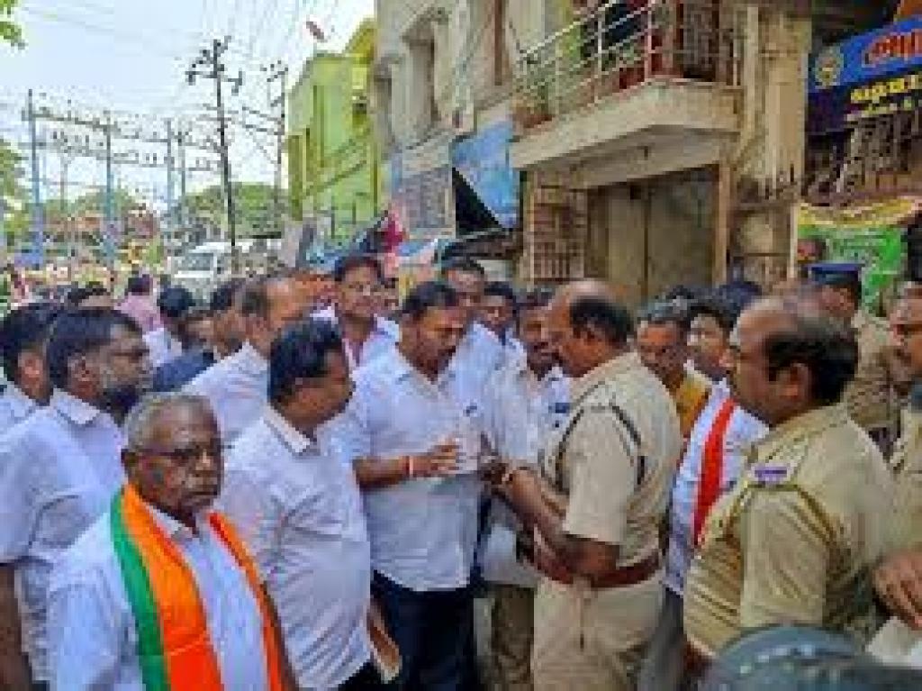 மோடி புகைப்படம் கோரி பாஜகவினர் கைது