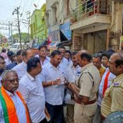 மோடி புகைப்படம் கோரி பாஜகவினர் கைது