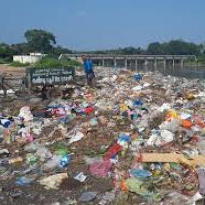 ஆற்றில் குப்பை தேக்கம் அதிகரிப்பு