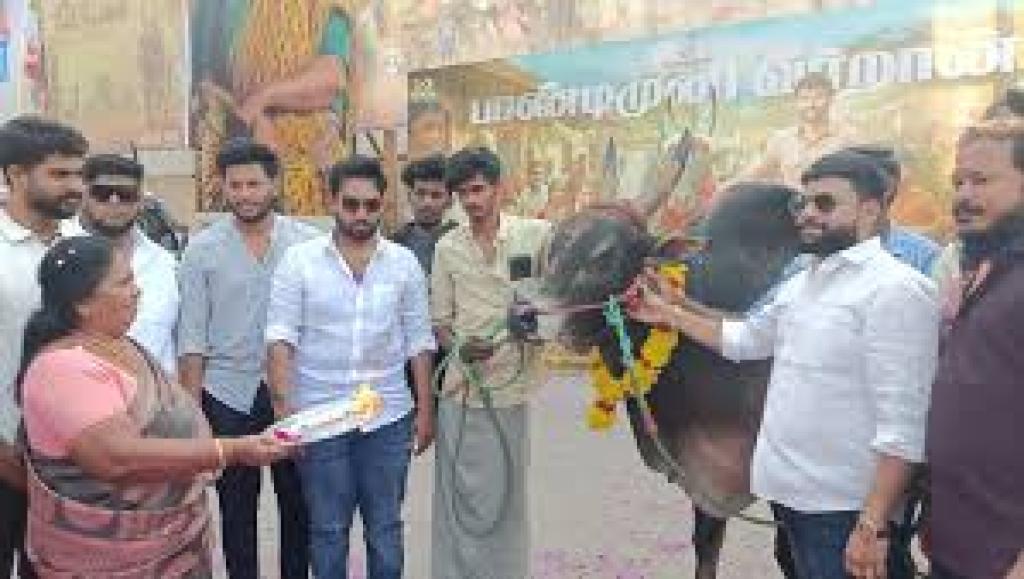 கோவையில் ஜல்லிக்கட்டு காளையுடன் தியேட்டருக்கு வடம் படம் பார்க்க வந்த ரசிகர்கள்