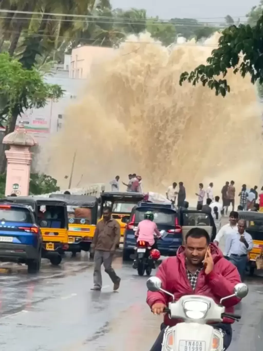 வையில் குடிநீர் குழாய் உடைந்ததால் 50 அடி உயரத்திற்கு பீச்சி அடித்த தண்ணீர், போக்குவரத்து பாதிப்பு