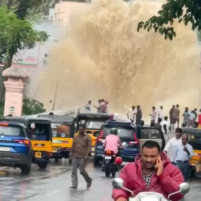 வையில் குடிநீர் குழாய் உடைந்ததால் 50 அடி உயரத்திற்கு பீச்சி அடித்த தண்ணீர், போக்குவரத்து பாதிப்பு