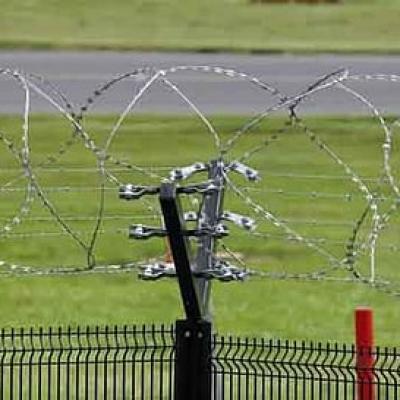 மின் வேலியில் சிக்கி தொழிலாளி உயிரிழப்பு