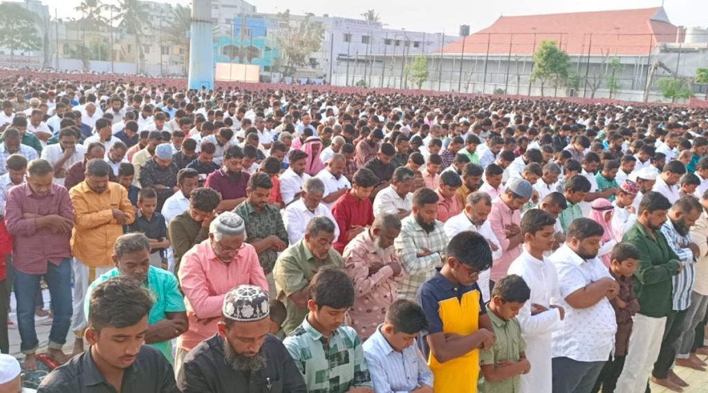 கோவையில் ரம்ஜான் ஈத் சிறப்புத் தொழுகை – ஆயிஷா மஹாலில் பக்தர்கள் திரளாக பங்கேற்பு