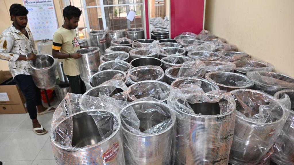 வாக்காளர்களுக்கு பாத்திரங்கள் பறிமுதல் கோவை